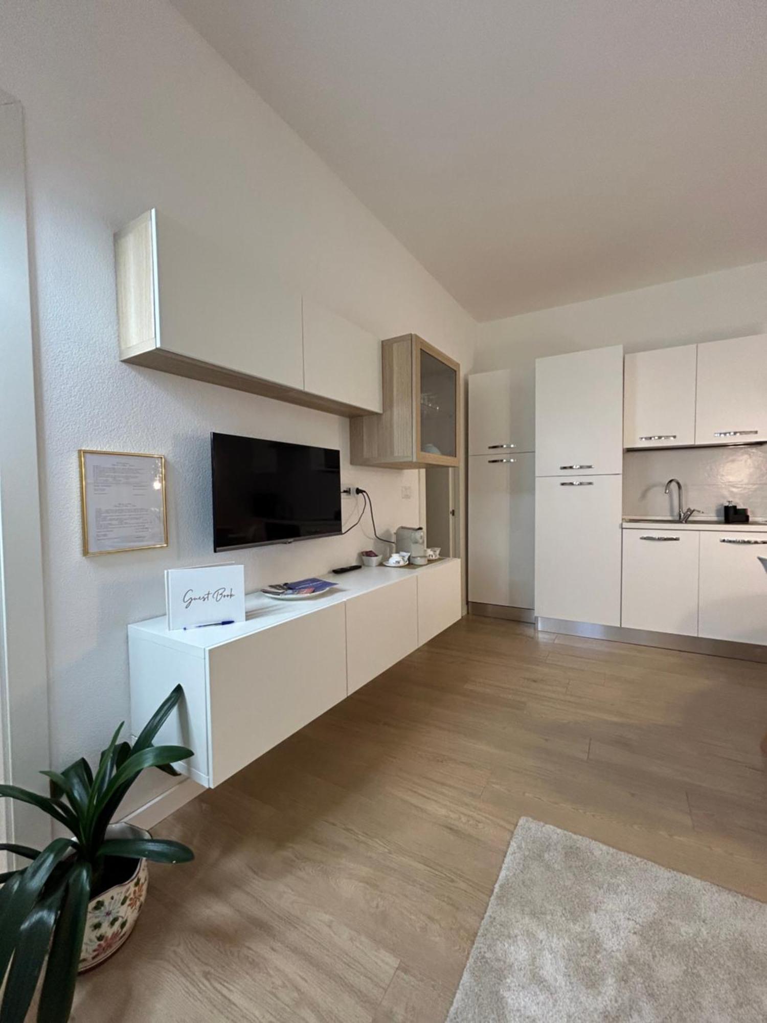 V&C Home Rental Specialist Appartamenti Fronte Lago Maggiore Germignaga Exterior foto