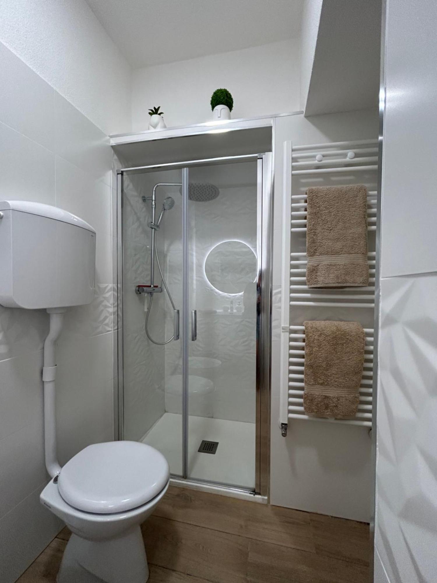 V&C Home Rental Specialist Appartamenti Fronte Lago Maggiore Germignaga Exterior foto